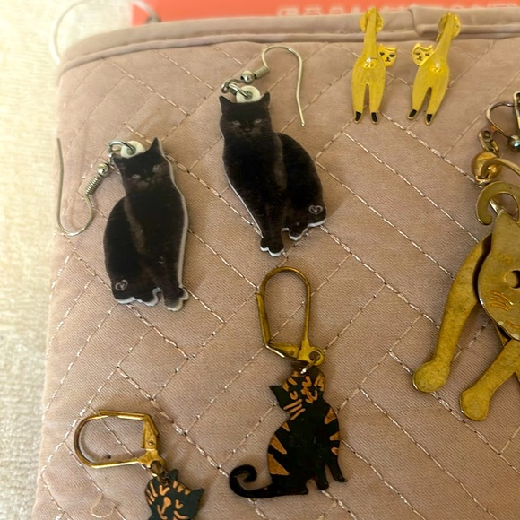 Set of 4 fun cat themed earrings in gold and black - Picture 3 of 3
